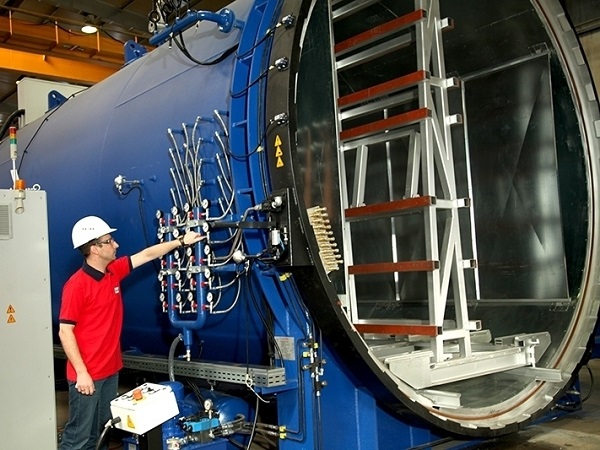 قطعات کامپوزیتی، مانند پنل‌های فیبر کربن، برای سبک‌سازی و افزایش مقاومت در خودروها استفاده می‌شوند. اتوکلاوها در فرآیند تولید این قطعات نقش کلیدی دارند. لایه‌های مختلف از مواد کامپوزیتی (مانند فیبر کربن و رزین) به شکل و اندازه مورد نیاز برش داده می‌شوند و به صورت لایه‌لایه روی هم قرار می‌گیرند. لایه‌های مواد کامپوزیتی در قالب‌های مخصوص قرار داده شده و درون کیسه خلاء گذاشته می‌شوند. این کیسه‌ها به اتصالات وکیوم متصل می‌شوند تا هوا و حباب‌ها از بین لایه‌ها خارج شوند سپس مجموعه قالب و کیسه خلاء درون اتوکلاو قرار داده می‌شود. اتوکلاو تا دمای مشخصی (بسته به نوع رزین و کامپوزیت، معمولاً بین ۱۲۰ تا ۱۸۰ درجه سانتی‌گراد) گرم شده و فشار نیز اعمال می‌شود. این شرایط باعث پخت رزین و چسبیدن لایه‌های کامپوزیت به هم می‌شود.