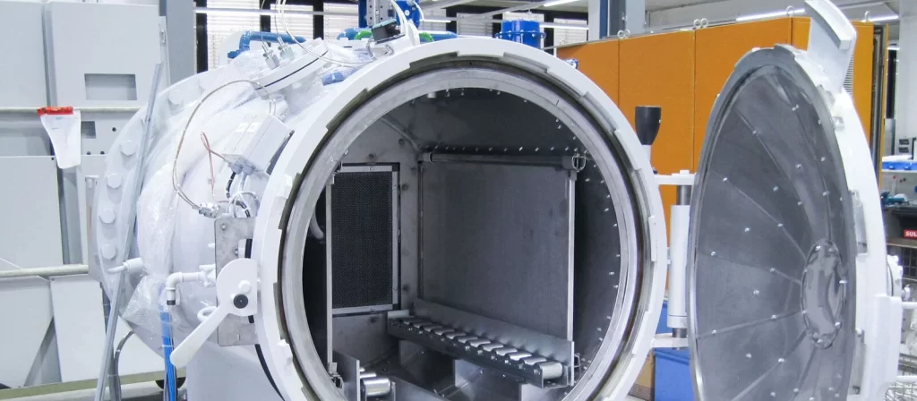 می‌توان از پورت‌های وکیوم و کیسه‌های خلاء در داخل اتوکلاو به عنوان یک جایگزین یا مکمل برای پیش‌لمینیتوراستفاد شود که می‌تواند مزایای خاص خود را داشته باشد. در این روش ابتدا لایه‌های شیشه و پلاستیک (مانند PVB) به ابعاد مورد نیاز برش داده و تمیز می‌شوند و لایه‌های شیشه و پلاستیک به صورت مرتب روی هم قرار گرفته و درون یک کیسه خلاء قرار داده می‌شوند. این کیسه‌ها معمولاً از موادی ساخته شده‌اند که می‌توانند در برابر دما و فشار بالا مقاومت کنند. پس از قرار دادن مجموعه در کیسه، از پورت‌های وکیوم برای ایجاد خلاء در داخل کیسه استفاده می‌شود. این خلاء باعث می‌شود که هوا و حباب‌های موجود بین لایه‌ها خارج شوند.