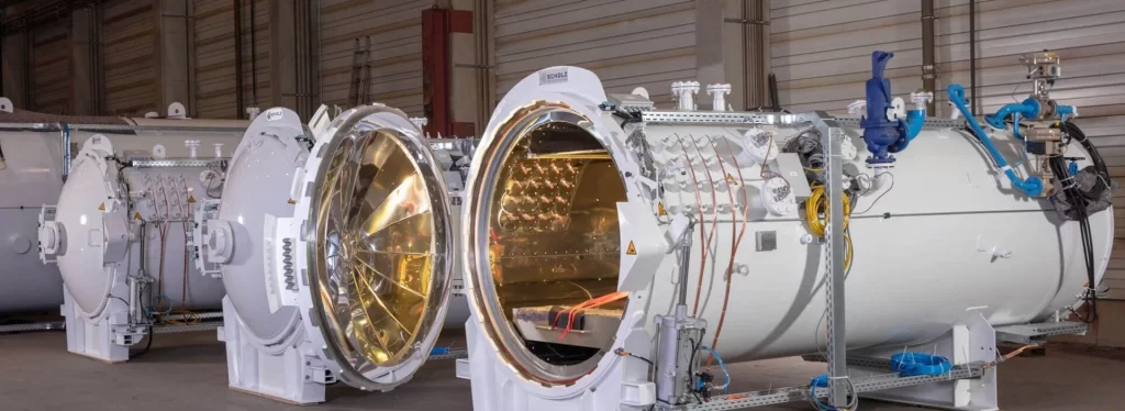 برای اینکه یک اتوکلاو چندمنظوره بتواند در تولید انواع قطعات اتومبیل از جمله قطعات کامپوزیتی، لاستیکی، چوبی و شیشه‌ای مورد استفاده قرار گیرد، باید محدوده دما و فشار گسترده‌ای داشته باشد. به طور معمول، اتوکلاوهای مورد استفاده برای تولید قطعات کامپوزیتی نیاز به دمایی در حدود ۱۲۰ تا ۱۸۰ درجه سانتی‌گراد و فشاری در حدود ۵ تا ۷ بار دارند. برای ولکانیزاسیون لاستیک، دما می‌تواند بین ۱۵۰ تا ۱۸۰ درجه سانتی‌گراد و فشار در حدود ۱۰ تا ۲۰ بار باشد. قطعات چوبی نیاز به دمایی در حدود ۱۲۰ تا ۱۵۰ درجه سانتی‌گراد و فشاری در حدود ۱۰ بار دارند، در حالی که برای قطعات شیشه‌ای، دما می‌تواند تا ۲۰۰ درجه سانتی‌گراد افزایش یابد.