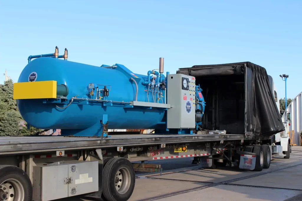 اتوکلاو با کنترل دقیق دما و فشار در سراسر فرآیند تولید، تضمین می‌کند که قطعات به طور یکنواخت و همگن پخته شوند. این یکنواختی در خواص مکانیکی و فیزیکی قطعات، به کیفیت و قابلیت پیش‌بینی بهتر عملکرد قطعات منجر می‌شود. در مقابل، تولید بدون اتوکلاو ممکن است به تفاوت‌های محلی در خواص مواد منجر شود که می‌تواند عملکرد کلی قطعه را تحت تأثیر قرار دهد. قطعاتی که در اتوکلاو تولید می‌شوند، به دلیل کیفیت بالا و مقاومت بهتر، ایمنی بیشتری برای خودرو فراهم می‌کنند. این امر به ویژه در قطعاتی که نقش حیاتی در عملکرد و ایمنی خودرو دارند (مانند قطعات شاسی و سیستم تعلیق) بسیار مهم است. کیفیت بالاتر این قطعات می‌تواند به کاهش خطر خرابی و افزایش ایمنی کلی خودرو منجر شود.