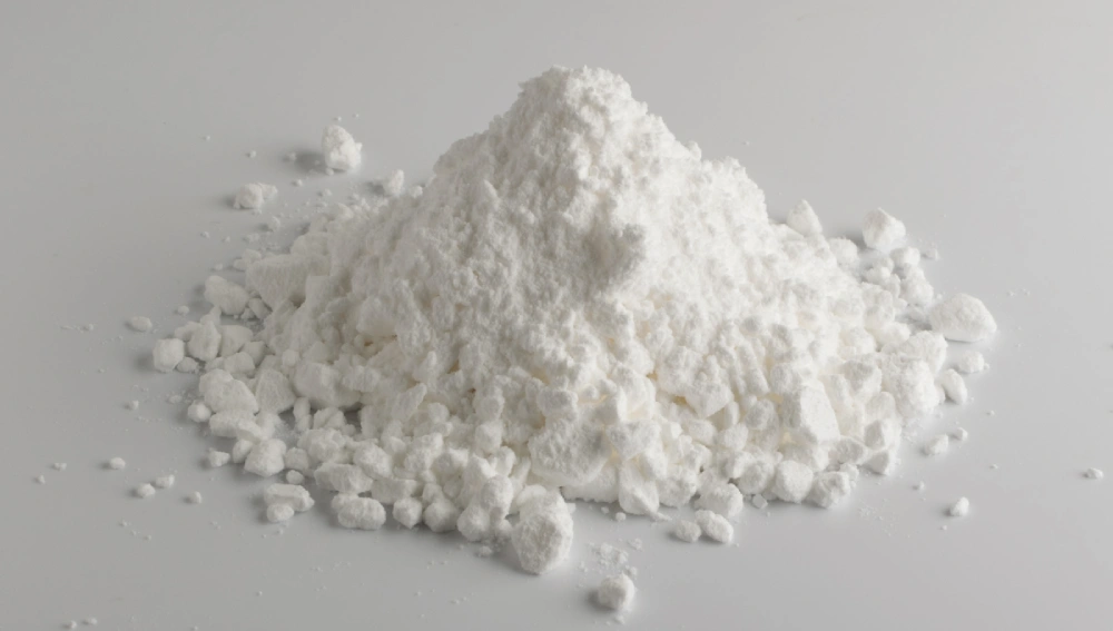 اتوکلاو صنعتی دستگاهی است که برای ایجاد شرایط خاصی از دما و فشار جهت تسریع واکنشهای شیمیایی به کار میرود. در تولید سولفات کلسیم، اتوکلاو میتواند به کریستاله شدن و بهبود کیفیت محصول نهایی کمک کند. با کنترل دقیق شرایط در اتوکلاو، میتوان به ساختاری همگن و خواص مطلوب در محصول دست یافت. استفاده از اتوکلاو در این فرآیند به دلایل مختلفی اهمیت دارد. اولاً، اتوکلاو میتواند دما و فشار را به سطوحی برساند که واکنشهای شیمیایی با سرعت بیشتری انجام شوند. این امر به کاهش زمان تولید و افزایش بهرهوری کمک میکند. ثانیاً، کنترل دقیق شرایط میتواند منجر به تولید محصولی با کیفیت بالاتر و خواص فیزیکی و شیمیایی یکنواختتر شود. در نتیجه، اتوکلاو به عنوان یک ابزار مهم در بهبود فرآیند تولید و کیفیت سولفات کلسیم نقش دارد.