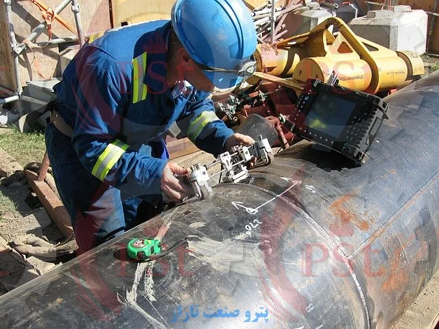 یک بازرس در حال انجام تست التراسونیک