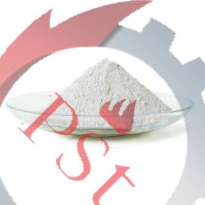 دستگاههای تولید مواد شیمیایی شامل راکتورهای اصلی، پمپها و سیستمهای کنترل در حال کار در یک محیط صنعتی