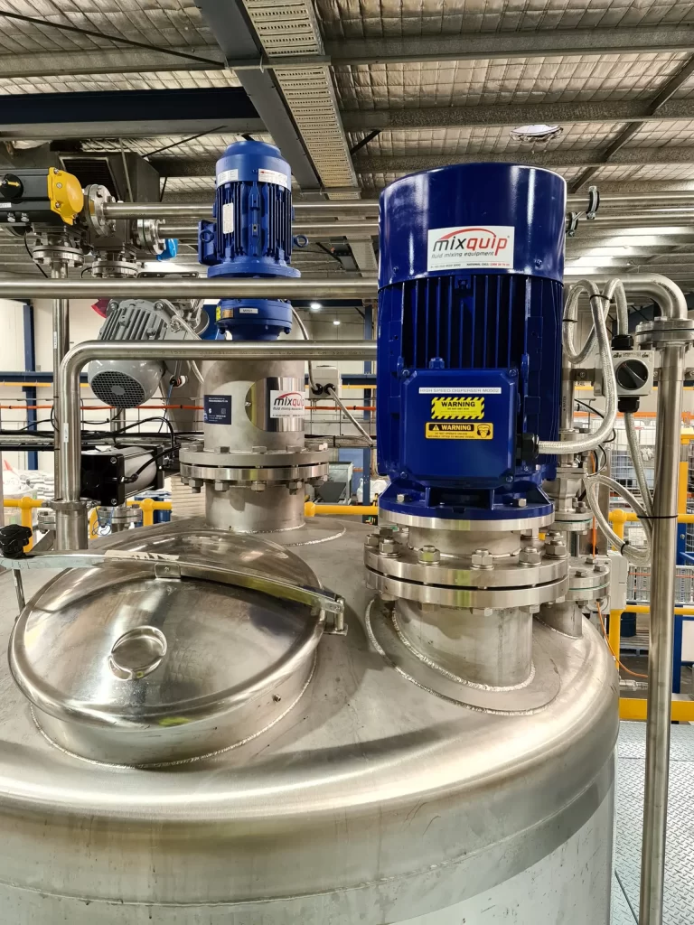 مخزن همزن‌دار مخصوص فرآیندهای شیمیایی با سیستم اختلاط کنترل‌شده