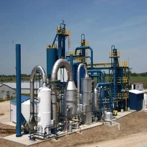 فضای داخلی یک کارگاه تولید محصولات شیمیایی، با نمایش خطوط تولید، تجهیزات مخلوطسازی و کارشناسان در حال نظارت بر فرآیندها