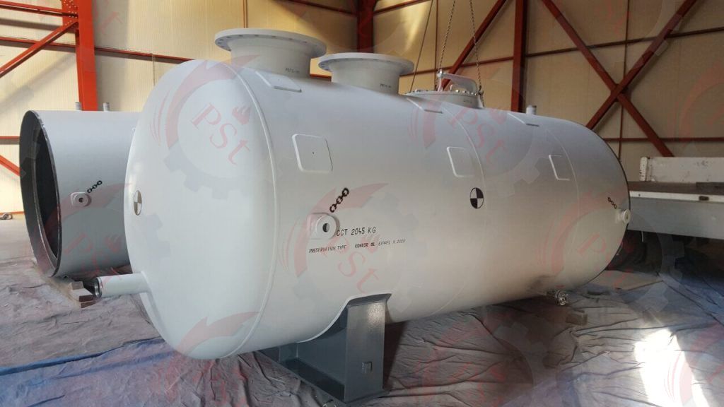 مخزن کندانس با سیستم لوله‌کشی متصل.