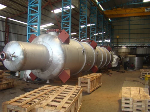 ستون تقطیر صنعتی برای جداسازی ترکیبات در فرآیندهای پالایشی و شیمیایی