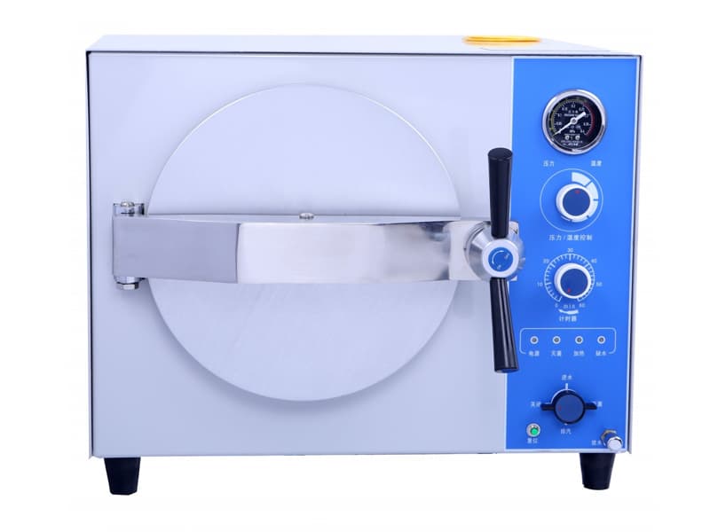 اتوکلاو برقی کوچک برای استریل‌سازی تجهیزات آزمایشگاهی و پزشکی.