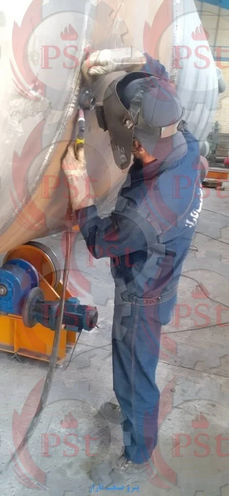 جوشکاری یک مخزن صنعتی بزرگ.