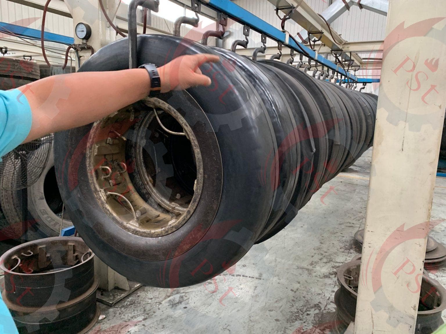 دستگاه اکسترودر صنعتی برای شکل‌دهی و تولید مواد پلیمری و لاستیکی