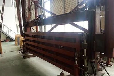 دستگاه قالب‌گیری صنعتی برای شکل‌دهی مواد و تولید قطعات با دقت بالا