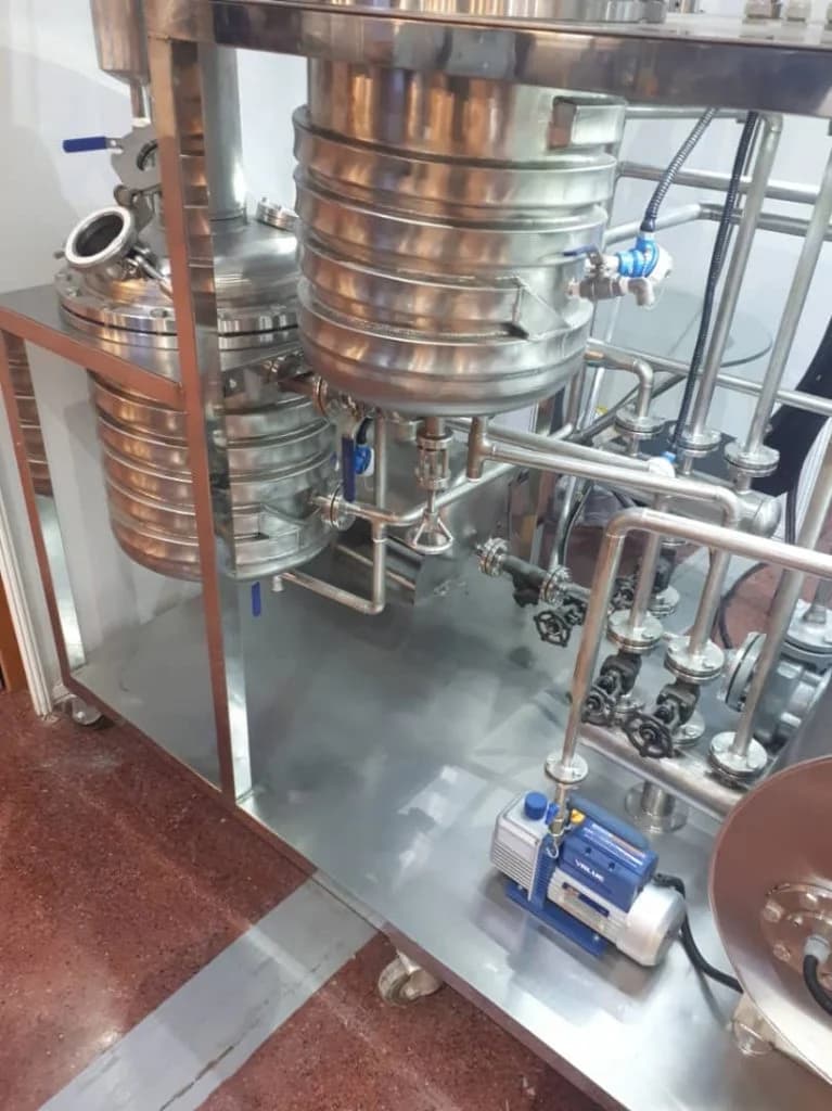 راکتور صنعتی برای انجام فرآیندها و واکنش‌های شیمیایی