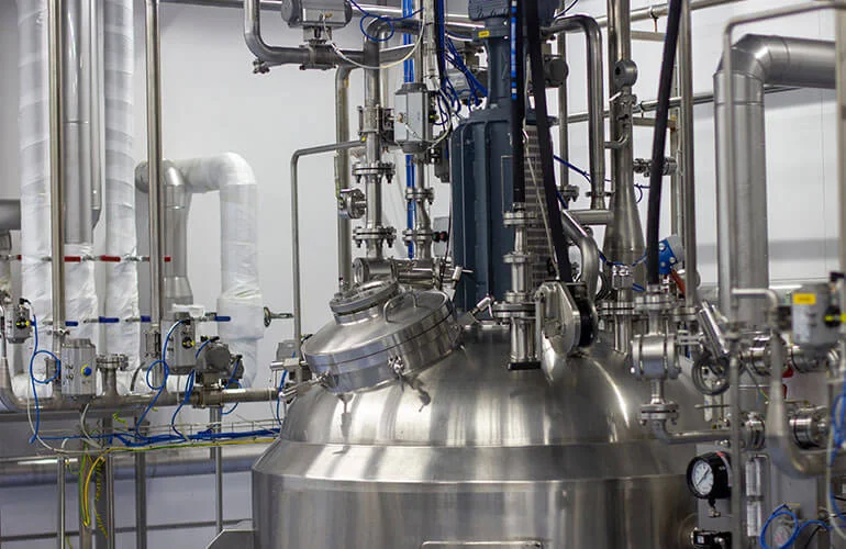 دستگاه‌ها و تجهیزات اصلی مورد نیاز در فرایند تولید رزین‌های صنعتی