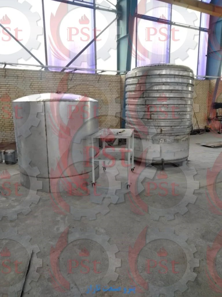 تجهیزات خط تولید رزین شامل مخازن، راکتورها، میکسرها و سیستم‌های فرآوری رزین