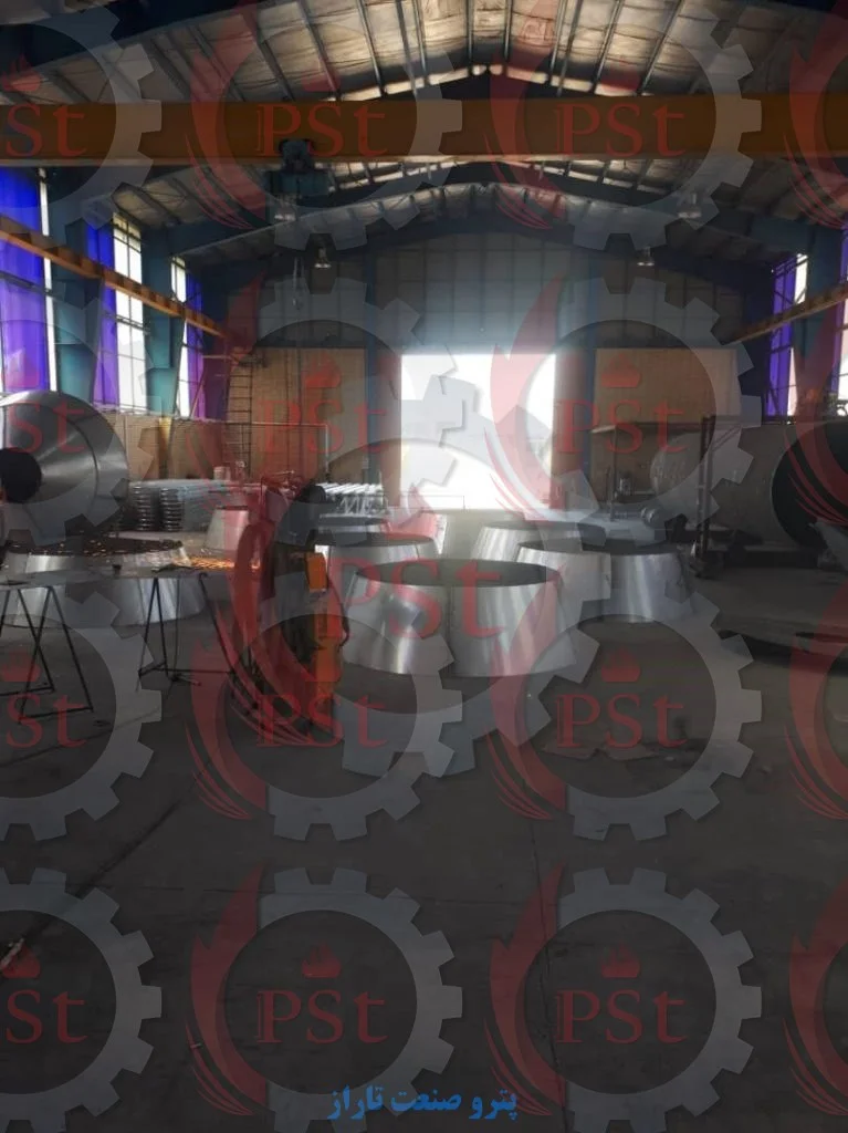 مخزن کروی صنعتی همراه با سازه نگهدارنده و پایه‌های تقویتی